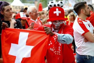 Švajčiarski fanúšikovia sa tešia na piatkový zápas so Srbskom.