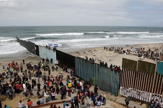 Migranti dorazili na mexicko-americkú hranicu.
