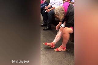 Pri tomto pohľade nebudete chápať: Žena si holila nohy v metre!