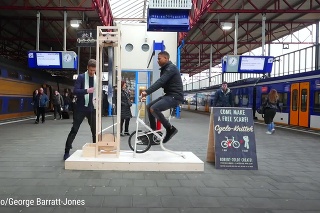 Kreativite sa medze nekladú: Na vlakové nástupište umiestnil bicykel, ktorý vám za 5 minút upletie šál