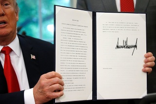 Donald Trump ukazuje podpísaný dekrét.