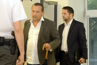 Patrik Pachinger (uprostred) a Dávid Brtva (vpravo) počas príchodu na pojednávanie v roku 2014.