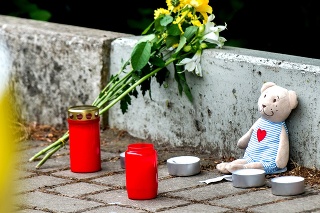 Neďaleko základnej školy, kde našli telo dievčaťa († 16) ľudia nechávajú sviečky, kvety či plyšákov.