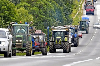 Roľníci prešli na traktoroch celé Slovensko.
