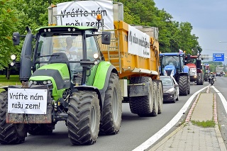 Nespokojní farmári vyzbrojili traktory transparentmi.