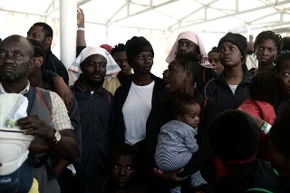 Počet žiadostí o azyl v EÚ klesol.