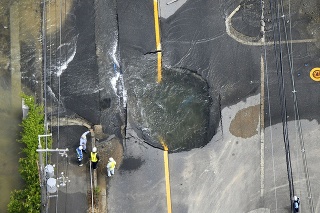 V Japonsku sa triasla zem, na snímke puknutá asfaltová cesta.