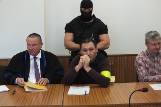 Antonino Vadala (42) na košickom krajskom súde, kde ho strážili piati kukláči.