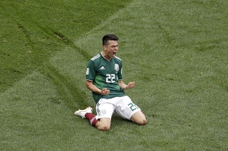 Mexický futbalista Hirving Lozano  sa teší po strelení úvodného gólu.