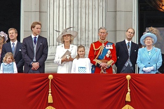 Lord Ivar Mountbatten s celou kráľovskou rodinou na balkóne Buckinghamského paláca.