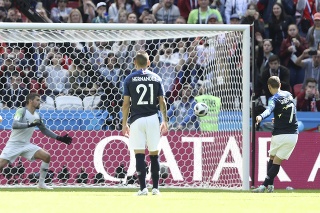 Francúzsky futbalista Antoine Griezmann strieľa úvodný gól.