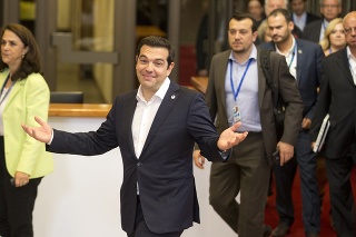 Grécky premiér Alexis Tsipras (uprostred) odchádza po skončení mimoriadneho summitu eurozóny v Bruseli.