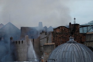 Budova v Glasgowe opäť v plameňoch. 
