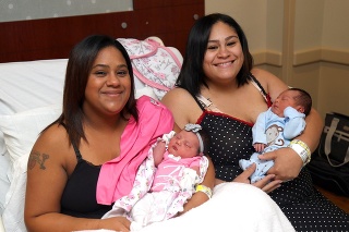 Sestry Mara Meighan a Jennifer Solis porodili už po druhýkrát v rovnaký deň. 