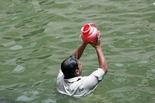 India zápasí s horúčavami a zároveň s nedostatkom vody.