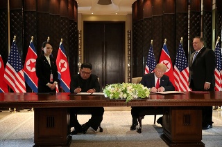 Kim Čong-un a Donald Trump sa konečne stretli. 