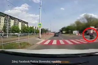 Situácia na priechode pre chodcov, z ktorej vám vzkypí žlč: Vodič v Bratislave tesne minul ženu s kočíkom
