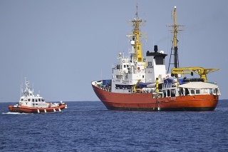 Loď talianskej pobrežnej stráže usmerňuje francúzske humanitárne plavidlo NGO 