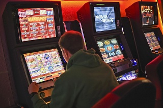Gambleri: Do automatov sú schopní nahádzať celú výplatu.