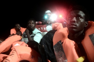 Loď s utečencami môže zakotviť vo Valencii.