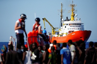 Loď s utečencami môže zakotviť vo Valencii.