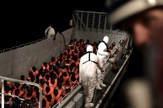 Loď so 600 migrantami je stále v Stredozemnom mori.