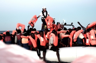 Pobrežná stráž zastavila loď s migrantami (ilustračné foto).