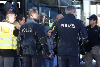 Migranti pri deportácii z Mníchova.