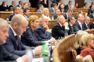Predstavenie Programového vyhlásenia vlády (PVV) a žiadosť nového kabinetu o vyslovenie dôvery boli hlavným bodom druhej schôdze Národnej rady SR v tomto volebnom období, ktorú otvoril predseda parlamentu Andrej Danko. 