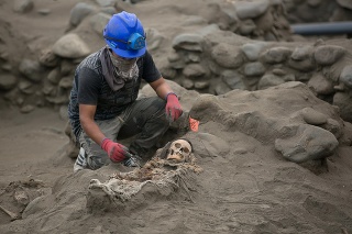 Archeológovia objavili masové obetisko detí.