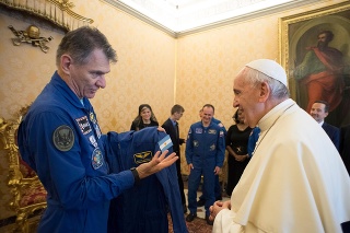 Taliansky astronaut Paolo Nespoli odovzdáva pápežovi na mieru šitý skafander.
