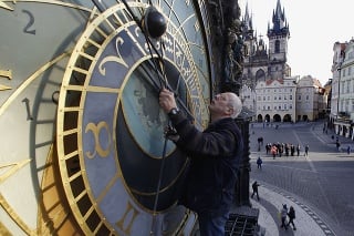Orlojník Petr Skála počas každotýždňovej kontroly Staromestského alebo Pražského orloja v Prahe.