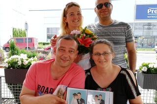 Šťastný párik Janka (41) a Martin (41) z Hrušovian. Rodinný poklad majú v rukách po takmer 20 rokoch. Brali sa 9. 1. 1999.