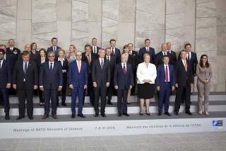 Ministri obrany NATO a ich zástupcovia v Bruseli, Slovensko zastupoval minister Peter Gajdoš (horný rad, druhý sprava)