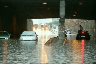 Bratislavské cesty sú zaplavené. 