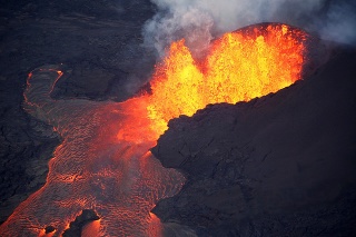 Zemetrasenie vyvolalo ďalšiu mohutnú erupciu havajskej sopky.