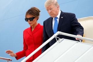 Donald Trump s manželkou Melaniou pri prílete do Paríža.