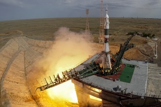 Na palube ruskej kozmickej lode Sojuz sú traja astronauti.