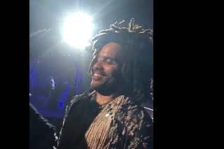 Spevák Lenny Kravitz na bratislavskom koncerte šokoval divákov.