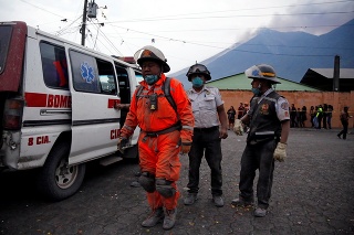 Sopka Fuego v Guatemale. Terajšia erupcia je najmasívnejšia od roku 1974.