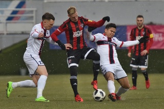 Na snímke zľava hráč Vionu Karol Karlík, hráč Spartaka Ján Vlasko a hráč Vionu Ewerton Da Silva. (ilustračné foto)