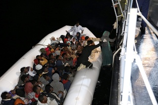 Pri ostrove Agathonisi sa utopilo najmenej 14 migrantov.