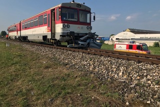 Pri zrážke s týmto vlakom zahynul vodič marek († 31) zavolantom osobného auta.