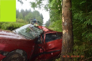 Vodič osobného auta z okreseu Gelnica, ktorý nemal vodičák, zahynul po náraze auta do stromu.