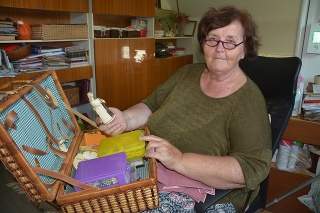 Pani Anka (65) s kufríkom, s ktorým už precestovala množstvo akcií.