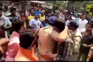 Nahnevaný dav chcel muža zlynčovať na ulici: Hrdinský zásah policajta