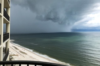 Pohľad na búrku Alberto z Orange Beach v americkej Alabame.