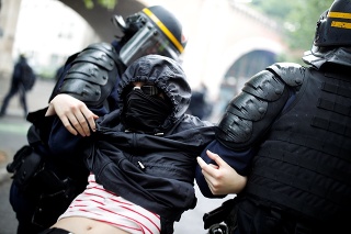Radikálnemu aktivistovi vybuchol v ruke slzotvorný granát (ilustračné foto). 