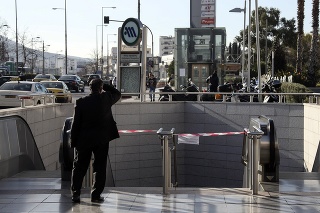 Pasažier stojí pred zatvorenou stanicou metra v Aténach.