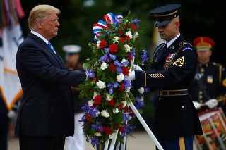 Donald Trump si uctil pamiatku obetí vojen.